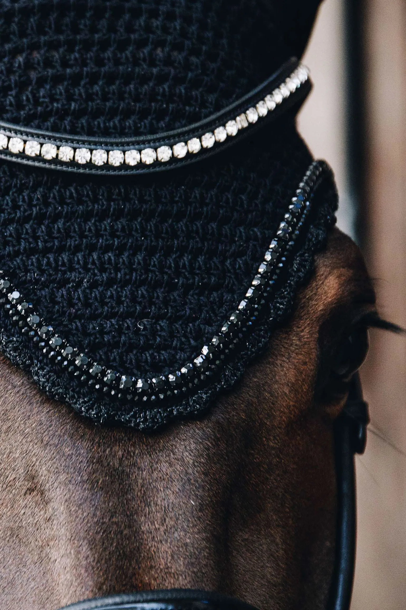 Kentucky Horsewear lang ørehette med steiner og perler, lydtett